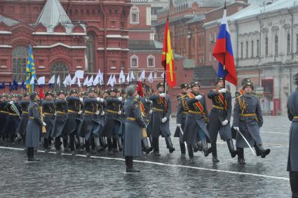 Торжественный марш, посвященный 73-й годовщине  легендарного парада 7 ноября 1941 года  на Красной площади в Москве.  На снимке: военнослужащие.