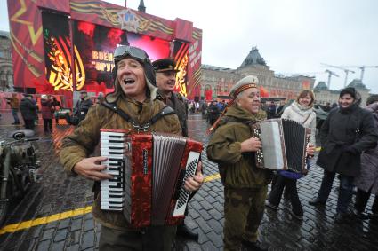 Торжественный марш, посвященный 73-й годовщине  легендарного парада 7 ноября 1941 года  на Красной площади в Москве. На снимке: участники торжественного марша