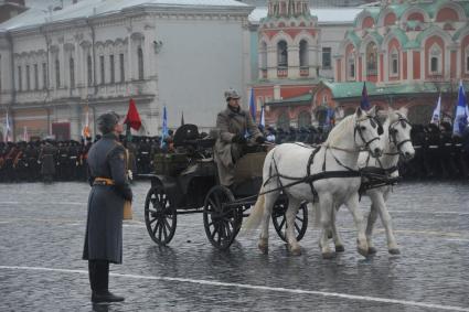 Торжественный марш, посвященный 73-й годовщине  легендарного парада 7 ноября 1941 года  на Красной площади в Москве. На снимке: конная рессорная повозка со станковым пулеметом