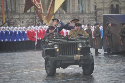 Торжественный марш, посвященный 73-й годовщине  легендарного парада 7 ноября 1941 года  на Красной площади в Москве. На снимке: военная техника периода Великой Отечественной войны.