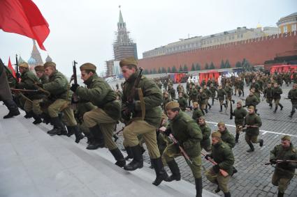 Репетиция торжественного марша, посвященного 73-ой годовщине исторического парада 7 ноября 1941 года на Красной площади в Москве. На снимке: военнослужащие, одетые в форму периода Великой Отечественной войны.