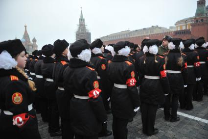 Репетиция торжественного марша, посвященного 73-ой годовщине исторического парада 7 ноября 1941 года на Красной площади в Москве. На снимке:  воспитанники кадетской школы.