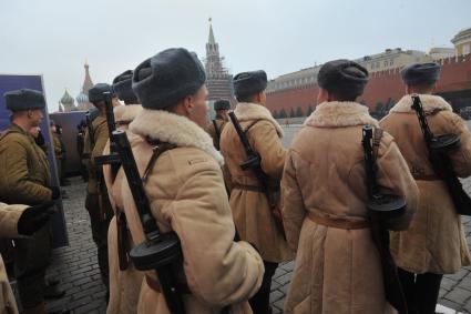 Репетиция торжественного марша, посвященного 73-ой годовщине исторического парада 7 ноября 1941 года на Красной площади в Москве. На снимке: военнослужащие, одетые в форму периода Великой Отечественной войны.