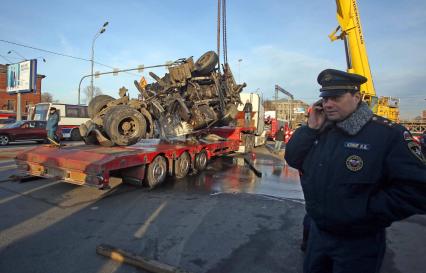 Бензовоз после аварии упал в обводной канал.