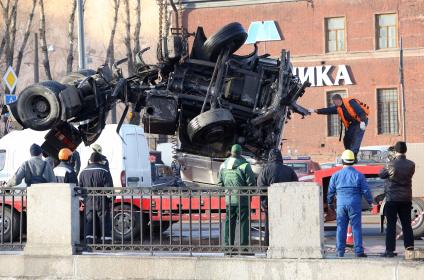 Бензовоз после аварии упал в обводной канал.