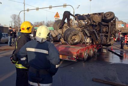 Бензовоз после аварии упал в обводной канал.