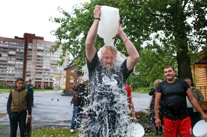 Российский политик Виталий Милонов принял участие в `Ice Bucket Challenge`.