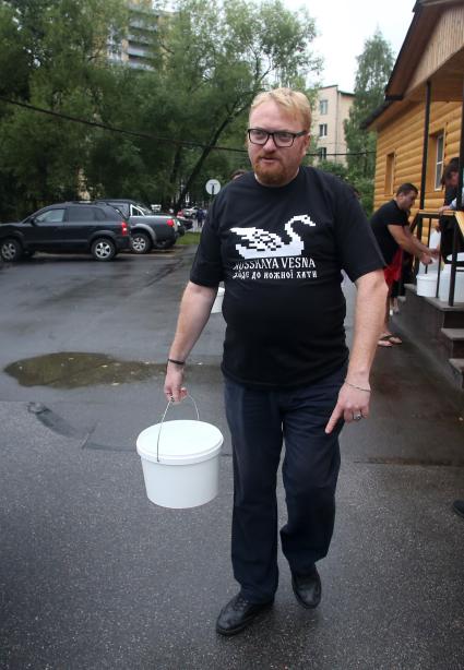 Российский политик Виталий Милонов принял участие в `Ice Bucket Challenge`.