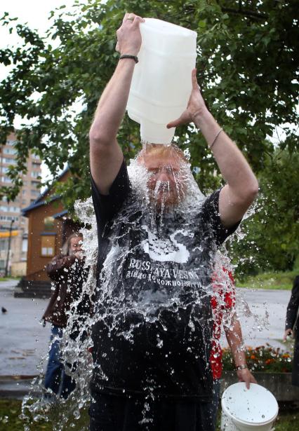 Российский политик Виталий Милонов принял участие в `Ice Bucket Challenge`.