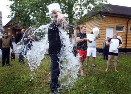 Российский политик Виталий Милонов принял участие в `Ice Bucket Challenge`.