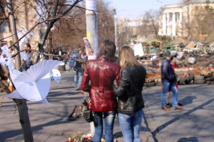 Киев. Цветы и свечи на месте погибших на площади Независимости (Незалежности).