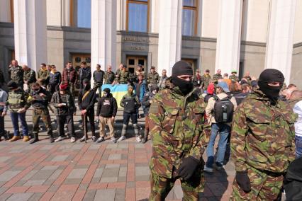 Киев. Активисты `Правого сектора` пикетируют здание Верховной Рады.