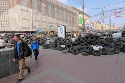 Киев. Баррикады из покрышек.