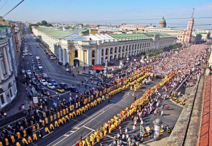 Крестный ход по Невскому проспекту в честь Дня перенесения мощей святого благоверного князя Александра Невского.