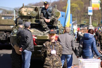 Киев. 40 дней с трагических событий 18-20 февраля, во время которых погибли герои Небесной Сотни. На снимке: активисты Самообороны Майдана.