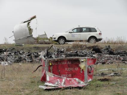 Место крушения малайзийского самолета Boeing, выполнявшего рейс MH17 Амстердам - Куала-Лумпур. На снимке: обломки самолета.