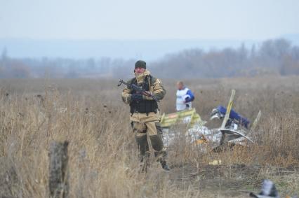 Место крушения малайзийского самолета Boeing, выполнявшего рейс MH17 Амстердам - Куала-Лумпур. На снимке: голландские эксперты и представители ОБСЕ работают на месте крушения.