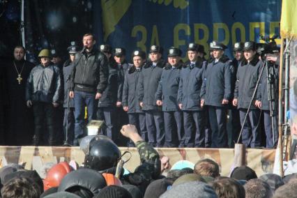 Киев. Бывший министр внутренних дел Украины Юрий Луценко и милиционеры, перешедшие на сторону радикалов.