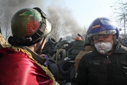 Киев. Митингующие на переднем рубеже на Институтской улице.