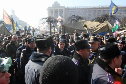 Киев. В толпе перешедшие на сторону радикалов милиционеры чувствовали себя неуютно.