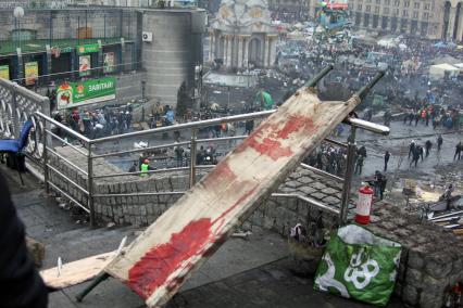 Беспорядки в Киеве. Площадь Незалежности (Независимости). Носилки в крови.