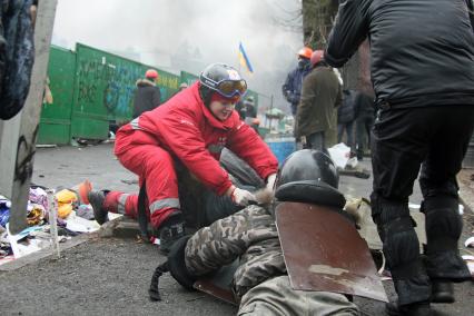 Беспорядки в Киеве. Оказание медицинской помощи раненому митингующему.