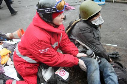 Беспорядки в Киеве. Оказание медицинской помощи раненому митингующему.