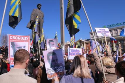 Донецк. Пророссийский митинг, организованный партией `Русский блок`. На снимке: митингующие держат плакат `Свободу Губареву`.