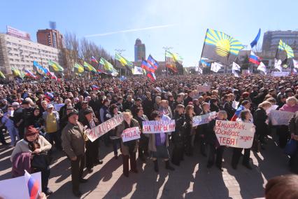 Донецк. Пророссийский митинг, организованный партией `Русский блок`. На снимке: митингующие держат плакат `Янукович - законный президент Украины`.