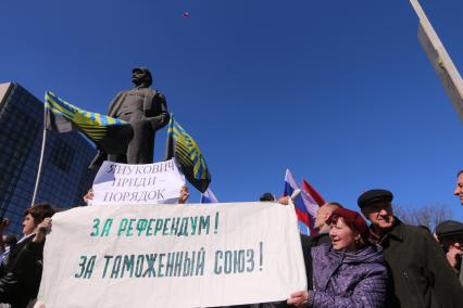 Донецк. Пророссийский митинг, организованный партией `Русский блок`. На снимке: митингующие держат плакат `За референдум! Зам таможенный союз!`.