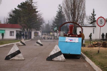 Перевальное. Референдум о статусе Крыма. На снимке: военная часть А-2320.