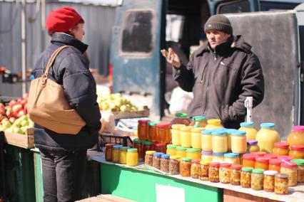 Симферополь. Первый день в составе РФ. Пасечник торгует медом.