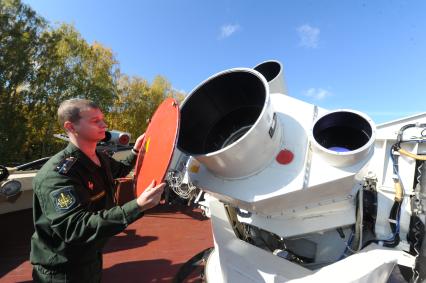 Войсковая часть 26178 воздушно-космической обороны в Щелково. На снимке: оптическая система под кодовым шифром `Сажень` с помощью лазера измеряет расстояние до космического объекта.