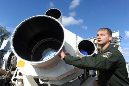 Войсковая часть 26178 воздушно-космической обороны в Щелково. На снимке: оптическая система под кодовым шифром `Сажень` с помощью лазера измеряет расстояние до космического объекта.