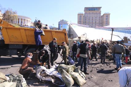 Киев. Субботник на Майдане.