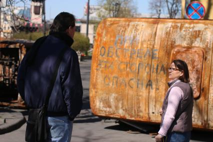 Киев. Улица Институтская. На снимке: надпись `При обстреле эта сторона опасна` возле Октябрьского дворца.