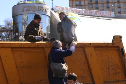 Киев. Субботник на Майдане.