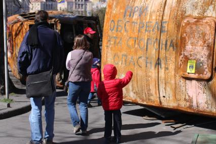 Киев. Улица Институтская. На снимке: надпись `При обстреле эта сторона опасна` возле Октябрьского дворца.