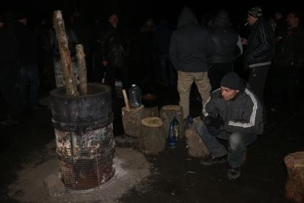 Артемовск. Крупнейшие на Украине оружейные склады - рудник Володарского. Местные жители не дают украинским военным вывезти оружие. На снимке: бойцы самообороны дежурят на проходной.