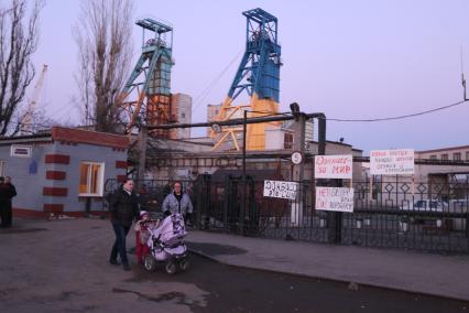 Артемовск. Крупнейшие на Украине оружейные склады - рудник Володарского. Местные жители не дают украинским военным вывезти оружие. На снимке: копры соляных шахт.