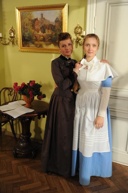 Съемки сериала `Институт благородных девиц`. На снимке: актрисы Людмила Кожевникова (слева) и Алиса Сапегина.