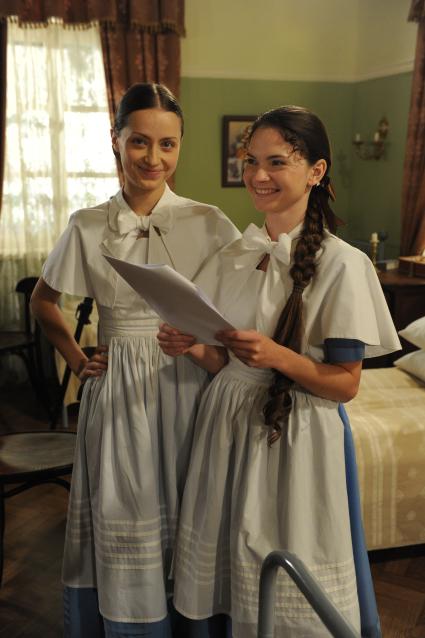 Съемки сериала `Институт благородных девиц`. На снимке: актрисы Юлия Гусева (слева) и Екатерина Астахова.