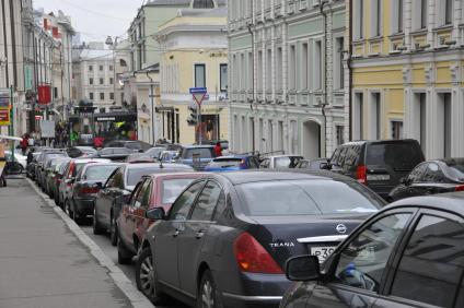 Припаркованные машины в центре города.