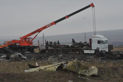 Погрузка обломков потерпевшего крушение малайзийского самолета Boeing-777, выполнявшего рейс MH17 Амстердам - Куала-Лумпур.