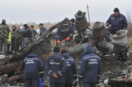 Погрузка обломков потерпевшего крушение малайзийского самолета Boeing-777, выполнявшего рейс MH17 Амстердам - Куала-Лумпур.