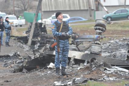 Погрузка обломков потерпевшего крушение малайзийского самолета Boeing-777, выполнявшего рейс MH17 Амстердам - Куала-Лумпур.