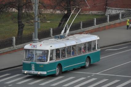 Кремлевская набережная. Парад троллейбусов в честь 80-летнего юбилея со дня открытия первого троллейбусного маршрута в Москве. На снимке:  ретро-троллейбус.