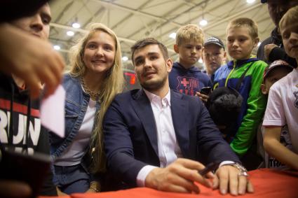 Хоккеист Вячеслав Войнов привез Кубок Стэнли в Челябинск. На снимке: Войнов фотографируется с поклонниками.