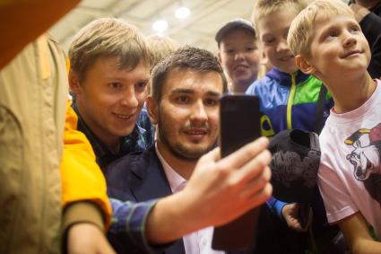 Хоккеист Вячеслав Войнов привез Кубок Стэнли в Челябинск. На снимке: Войнов фотографируется с поклонниками.