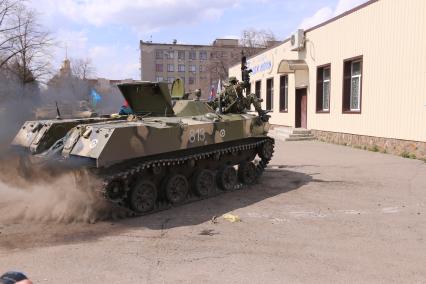 Славянск. Военная техника, отбитая ополченцами ДНР у Нацгвардии Украины.